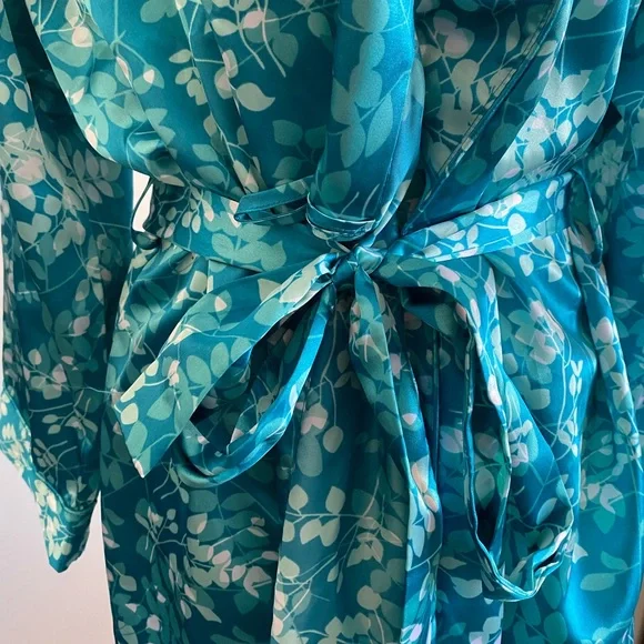 BRAND NEW SILK ROBE - Picture 6 of 7